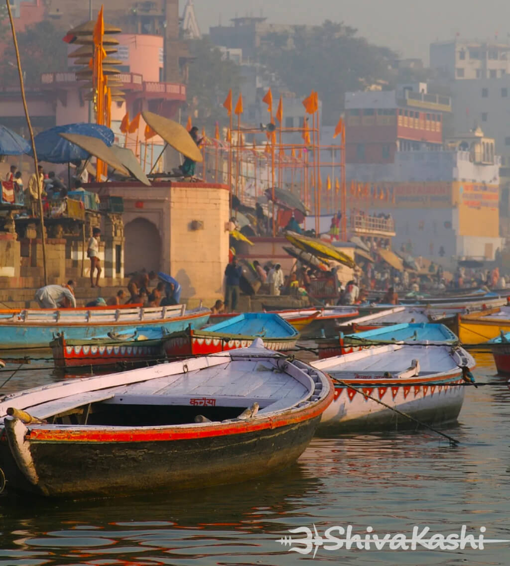 Family boat booking Varanasi morning ride on the Ganga Family boat booking Varanasi morning ride on the Ganga