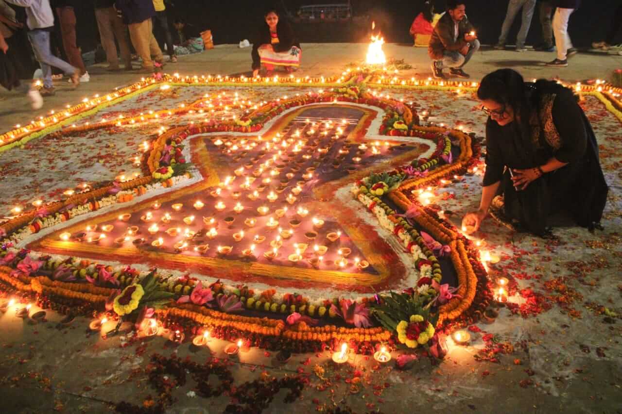 Dev Diwali Varanasi 2026 lakhs diyas ghats